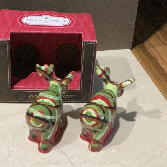 Trim A Home Moose and Cardinal Salt  & Pepper Shakers NIB - Picture 9 of 11